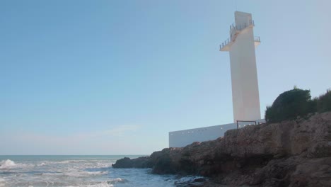 Moderner-Leuchtturm-An-Der-Mittelmeerküste