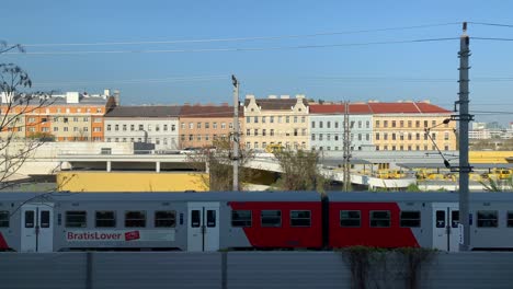 Varias-Escenas-De-Trenes-De-Cercanías-Que-Pasan-Frente-A-Edificios-En-La-Ciudad-De-Viena,-Austria