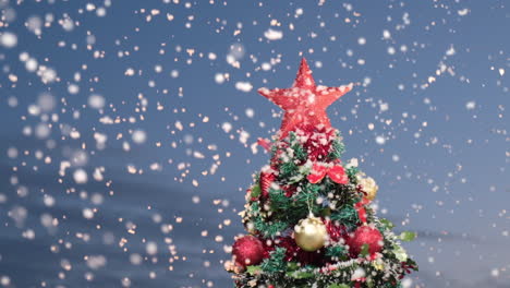 Nieve-De-Navidad-En-La-Decoración-Del-árbol