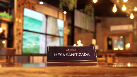 Mesero-Cartel-Español-Mesa-Desinfectante-Mesa-Sanitizada