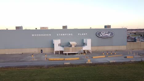 Edificio-De-Ford-Motor-Company-En-Wyandotte,-Michigan---Planta-De-Estampado-Woodhaven---Antena-Lateral