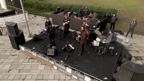 Luftaufnahme-Einer-Live-Band,-Die-Auf-Der-Bühne-Im-La-Mexicana-Park-Spielt