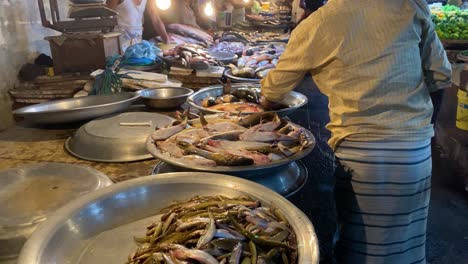 Zeitlupenaufnahme-Von-Straßenverkäufern,-Die-In-Den-Straßen-Von-Sylhet-Frischen-Fisch-Verkaufen