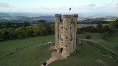 Toma-De-órbita-Aérea-Baja-De-La-Torre-De-Broadway,-Un-Hito-Inglés-Se-Encontraba-En-Lo-Alto-De-Beacon-Hill-En-Los-Cotswolds,-Reino-Unido