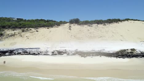 Carlo-Sand-Blow-–-Riesige-Sanddüne-Mit-Mondlandschaft-An-Der-Küste-Von-Rainbow-Beach-In-Queensland,-Australien
