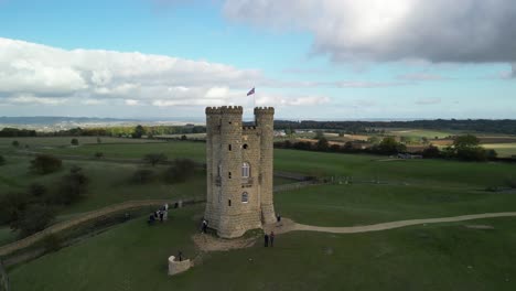 Empuje-Aéreo-Rápido-Dinámico-De-Arriba-Hacia-Abajo-En-La-Torre-De-Broadway,-Un-Hito-Inglés-Se-Encontraba-En-Lo-Alto-De-Beacon-Hill-En-Cotswolds,-Reino-Unido