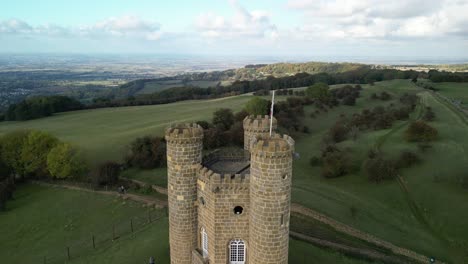 Vista-Aérea-Que-Se-Eleva-Sobre-La-Torre-De-Broadway,-Un-Hito-Inglés-Se-Encontraba-En-Lo-Alto-De-Beacon-Hill-En-Los-Cotswolds,-Reino-Unido