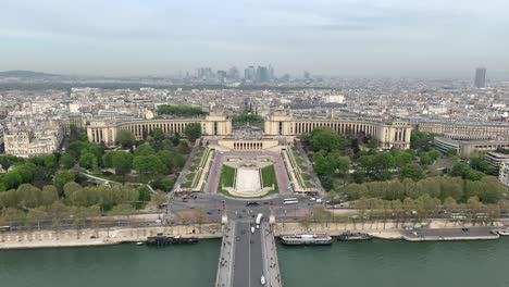 Una-Bonita-Y-Larga-Vista-De-Los-Jardines-De-Trocadero-Inclinándose-Hacia-Arriba-Como-Se-Ve-Desde-La-Torre-Eiffel-En-París,-Francia
