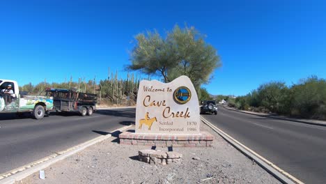 Time-lapse-of-traffic-going-in-and-out-from-the-town-of-Cave-Creek,-Arizona