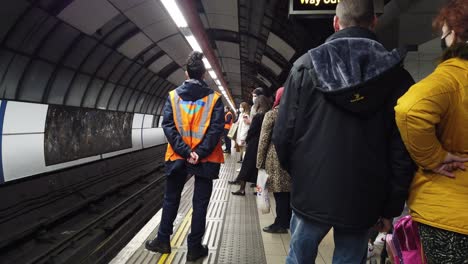 Auf-Der-DLR-Plattform-Drängten-Sich-Pandemiebedingt-Maskierte-Menschen