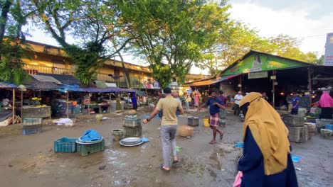 Schwenkaufnahme-Eines-Lokalen-Straßenmarktes-Im-Basar,-Bangladesch