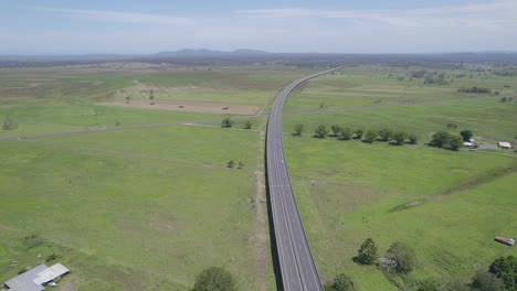 A1-Pacific-Highway-A-Través-De-Verdes-Llanuras-Aluviales-De-Macleay-En-Kempsey-Shire,-Nsw,-Australia