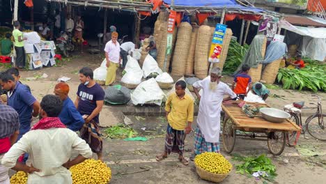 La-Gente-De-Sylhet-Compra-Productos-En-Un-Mercado-De-Frutas-En-El-Bazar