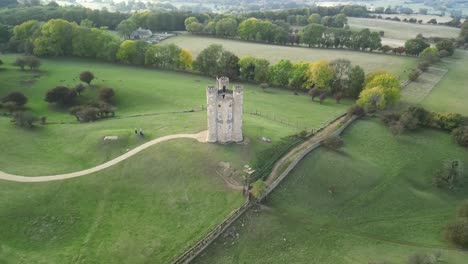 Dramatischer,-Breiter-Luftstoß-Von-Oben-Nach-Unten-Auf-Den-Broadway-Tower,-Ein-Englisches-Wahrzeichen,-Das-Auf-Dem-Beacon-Hill-In-Den-Cotswolds,-Großbritannien,-Stand