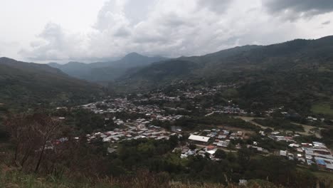 Drones-Aéreos-Vuelan-Sobre-La-Ciudad-De-Suárez-Cauca-Colombia-Paisaje-Del-Valle-Tropical-Andino,-Ciudad-Entre-Montañas,-Región-Amazónica
