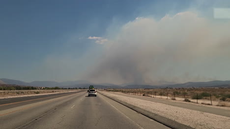 Conducir-Por-La-Autopista-Con-Humo-De-Fuego-De-Fairview-En-El-Punto-De-Vista-Del-Horizonte