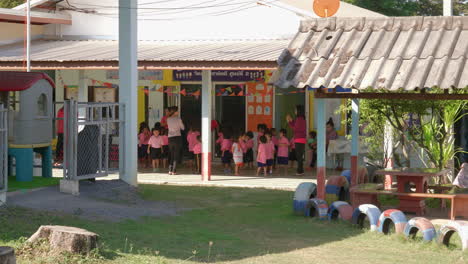 Niños-De-Jardín-De-Infantes-Bailando-En-La-Provincia-De-Nan-Tailandia