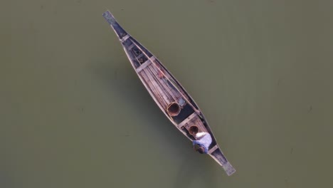 Ein-Fischer-In-Einem-Holzboot-Bereitet-Köder-Und-Netze-Für-Den-Fischfang-Vor