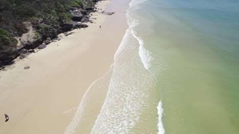 Beachgoers-Walking-On-Pristine-Beach-On-A-Sunny-Summer-Day-In-Rainbow-Beach,-Queensland,-Australia