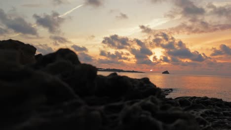 Wunderschöner-Sonnenuntergang-An-Der-Küste-Von-Cadaques-Mit-Felsen-Am-Strand,-Spanien