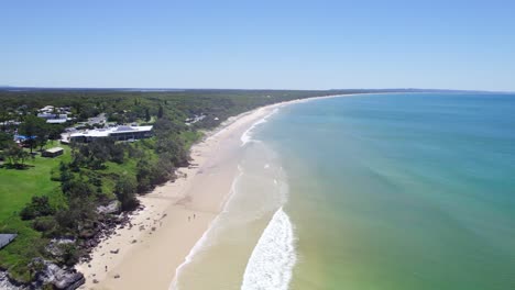Touristen-Auf-Lebhaften-Sanddünen-Mit-Blauem-Meerwasser-In-Rainbow-Beach,-Cooloola,-Australien