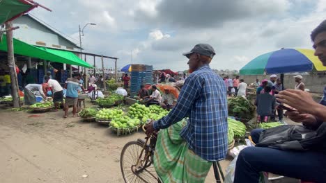 Un-Bullicioso-Mercado-Al-Aire-Libre-En-Un-País-Del-Tercer-Mundo-Donde-La-Gente-Compra-Y-Trabaja