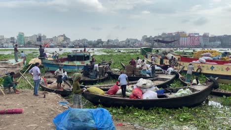 Ajetreado-Mercado-De-Barcos-Del-Río-Buriganga-Y-Centro-De-Transporte-Dhaka,-Bangladesh