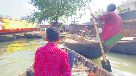 Statische-Aufnahme-Eines-Touristen-Auf-Einem-Kleinen-Holzboot-Am-Kai-In-Dhaka,-Bangladesch