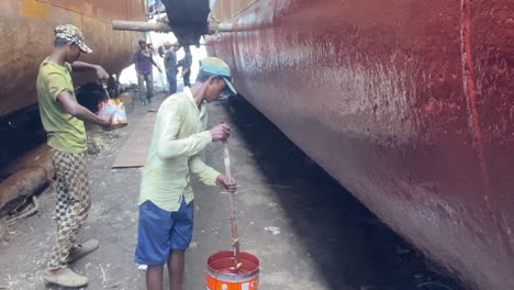 El-Trabajo-Es-Un-Trabajo-Duro,-Y-Estos-Trabajadores-Lo-Saben-Bien-Mientras-Pintan-El-Casco-De-Un-Barco-Con-Precisión-Y-Destreza