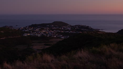 Wunderschöne-Sommer-Sonnenuntergang-Silhouette-Am-Ufer-In-Island-Bay,-Wellington