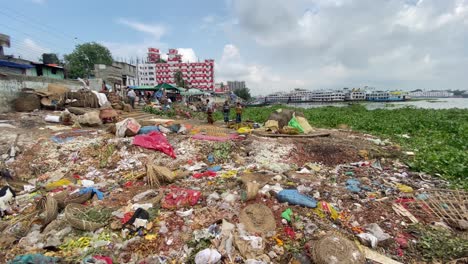 Schwenkaufnahme-Der-Großen-Verschmutzungsmenge-Am-Ufer-In-Der-Innenstadt-Von-Dhaka