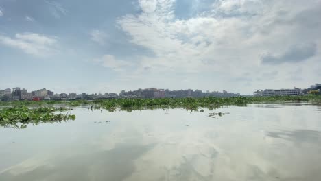 Tiro-Bajo-De-Jacinto-De-Agua-Flotando-En-El-Río-Buriganga-Con-Dhaka
