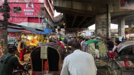 Tiro-De-Mano-En-La-Parte-Trasera-De-Un-Triciclo-En-Una-Calle-Concurrida-En-Rickshaw,-Dhaka