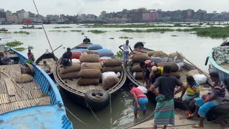 Schwenkaufnahme-Von-Trawlerbooten,-Die-Waren-Entlang-Des-Buriganga-Flusses-In-Dhaka-Transportieren