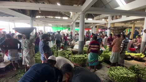 Comerciantes-Y-Clientes-En-El-Bazar-Del-Mercado-Cubierto