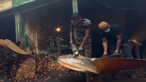 Arbeiten-In-Der-Werkstatt,-Schweißen-Von-Booten,-Riesiger-Ventilator,-Dhaka,-Bangladesch