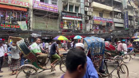 Schwenkaufnahme-Eines-Verstopften-Verkehrsstaus-In-Den-Straßen-Von-Dhaka-Während-Des-Tages