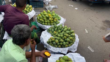 Tiro-Fijo-De-Personas-Vendiendo-Frutas-En-La-Calle-En-Dhaka,-Bangladesh