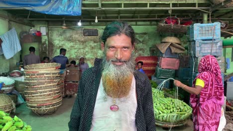 Verkleinern-Sie-Die-Aufnahme-Eines-Zigeunergesichts,-Das-Auf-Dem-Lokalen-Markt-Von-Dhaka,-Bangladesch,-Steht