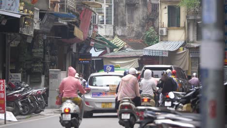 Belebte-Und-Laute-Straße-Mit-Motorrädern-Und-Verkehr-In-Der-Berühmten-Altstadt-Von-Hanoi,-Vietnam