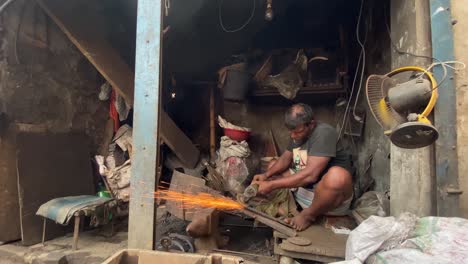 Handaufnahme-Eines-Arbeiters-Mit-Einem-Winkelschleifer-In-Einer-Werkstatt-In-Bangladesch