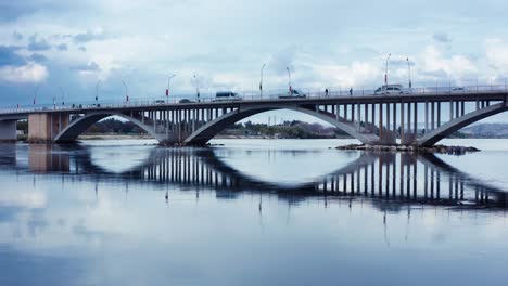 Luftaufnahme-Der-Bogenbrücke,-Die-Die-Straße-über-Den-Euphrat-In-Birecik,-Türkei,-Führt