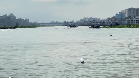 Plastikverschmutzung-Am-Buriganga-Fluss-Zusammen-Mit-Holzbooten