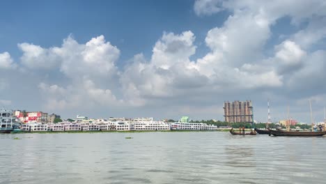 Bewegte-Aufnahme,-Die-Den-Hafen-In-Dhaka,-Bangladesch,-Tief-Unten-In-Der-Nähe-Des-Wassers-Zeigt
