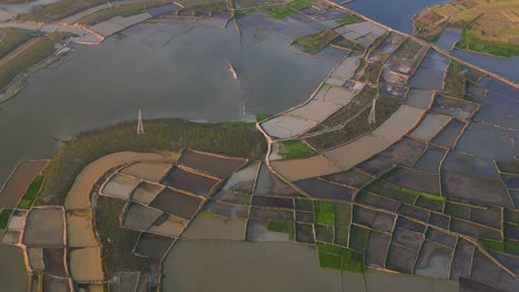 Szenische-Luftdrohnenaufnahme-Von-Wasser-Ackerland,-überflutetem-Sylhet,-Bangladesch
