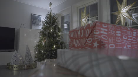 Feiertags-Innenszene,-Geschenke-Und-Geschmückter-Weihnachtsbaum-Im-Wohnzimmer,-Dolly-Shot-Rack-Fokus