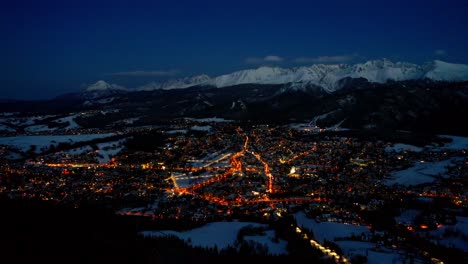 Wunderschöne-Leuchtende-Stadt-Zakopane-In-Polen-In-Einer-Kalten-Winternacht
