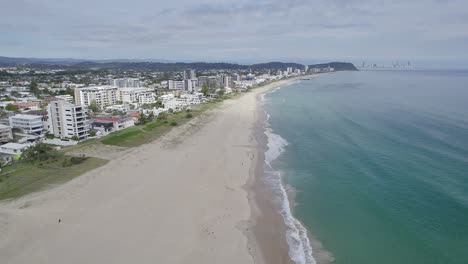 Palm-Beach-Coastal-Suburb---White-Sandy-Beach-Lined-With-Beachside-Hotel-Buildings-In-Gold-Coast,-Queensland