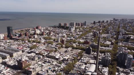 Überurbanisierung-In-Der-Hauptstadt-Uruguays,-Montevideo-Luftaufnahme