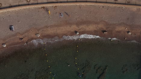 Ebbewellen-Am-Princess-Beach-In-Eilat,-Israel.-Antenne